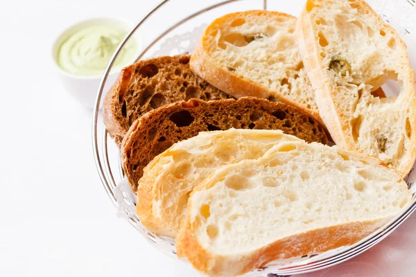 Krajíce chleba na bílém pozadí — Stock fotografie