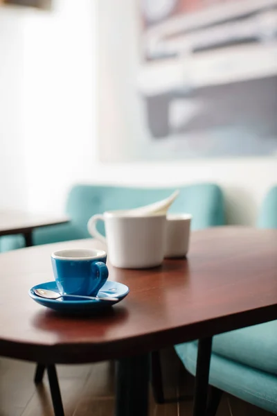 En kopp espresso på bordet. – stockfoto