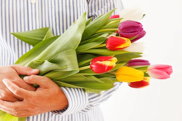 Boeket tulpen in handen — Stockfoto