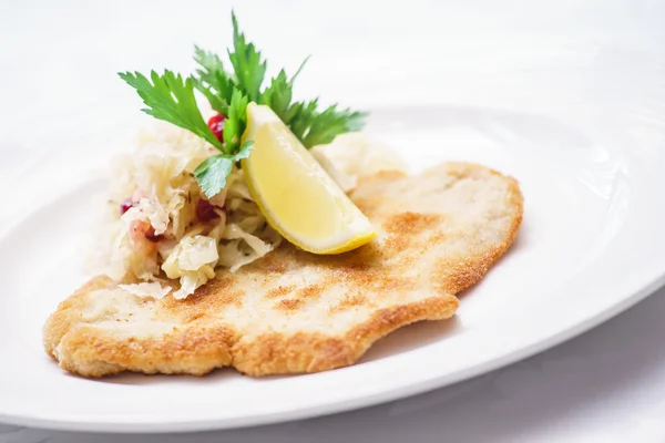 Schnitzel mit Kohl auf Teller — Stockfoto