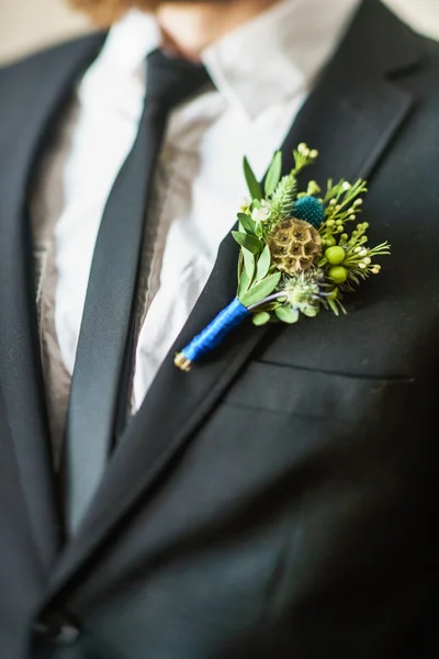 Elegant brudgummen med blommig boutonniere — Stockfoto