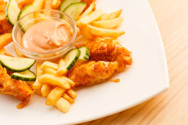 Leckere Pommes mit Hühnchen — Stockfoto