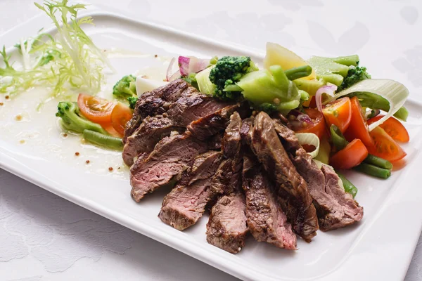 Carne con verdure sul piatto — Foto Stock