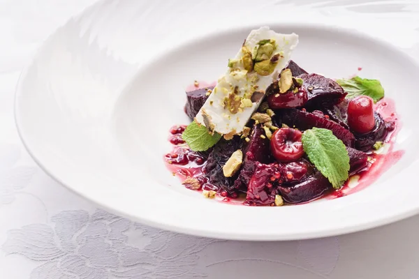 Beetroot salad with cheese — Stock Photo, Image