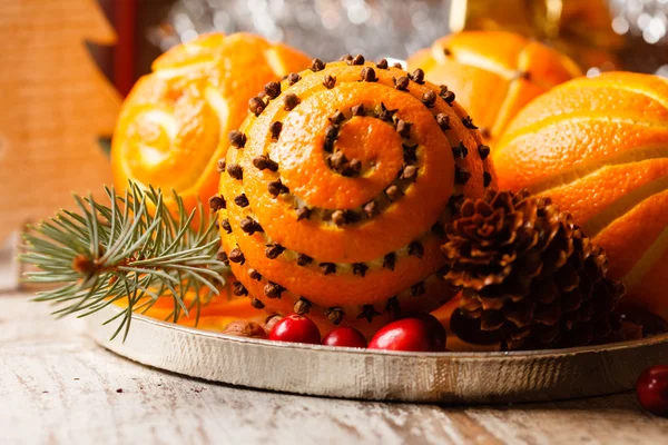 Weihnachtsorangen mit Gewürzen — Stockfoto