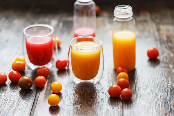 Färsk juice på bord — Stockfoto