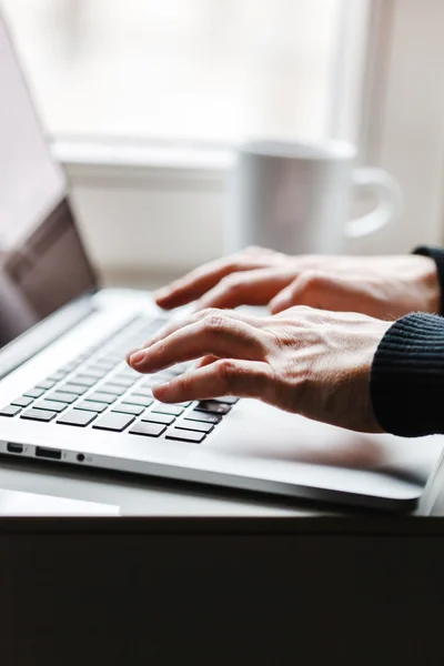 Working man with laptop — Stock Photo, Image