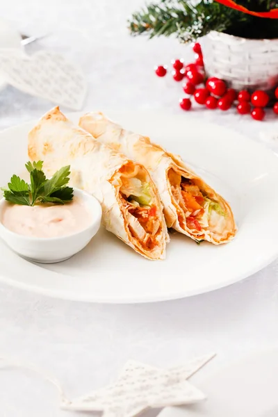 Tortilla na mesa de Natal na placa — Fotografia de Stock