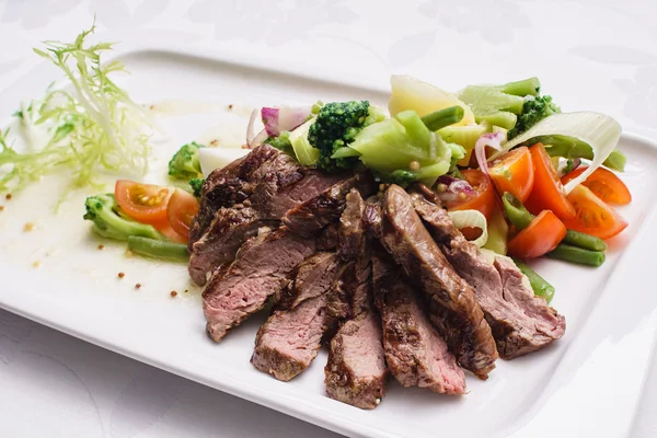 Kött med grönsaker på tallriken — Stockfoto