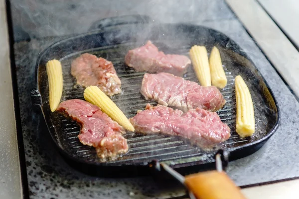 Faire frire la viande dans une assiette — Photo