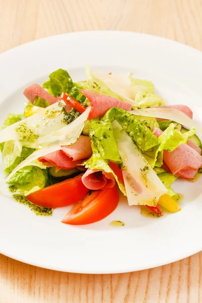 Smakelijke salade op bord — Stockfoto