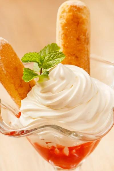 Dessert with strawberries in glass — Stock Photo, Image