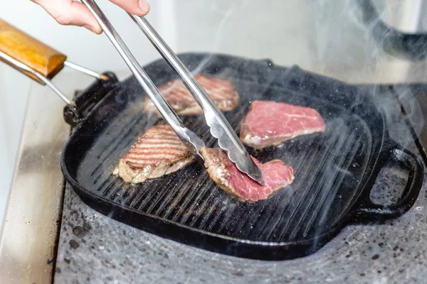 Chef faisant des steaks — Photo