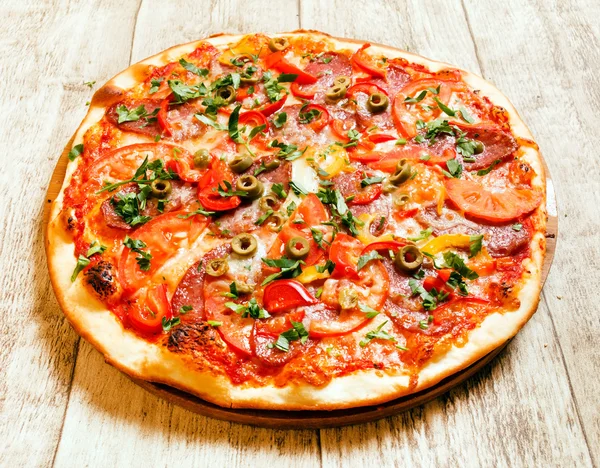 Smakelijke Italiaanse pizza — Stockfoto