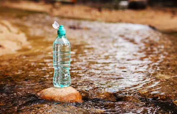 Água limpa em garrafa de plástico — Fotografia de Stock