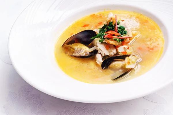 Sopa de frutos do mar em prato — Fotografia de Stock