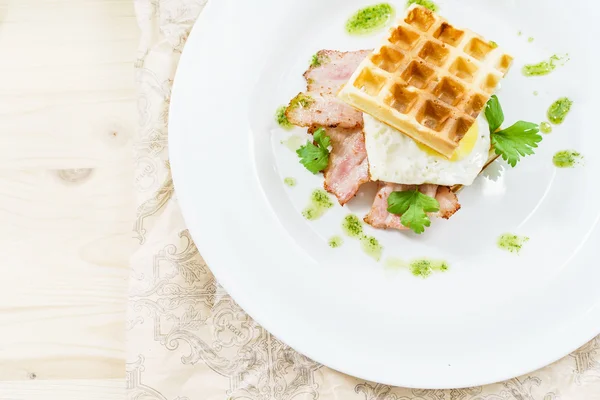 Rodajas de tocino y gofres — Foto de Stock