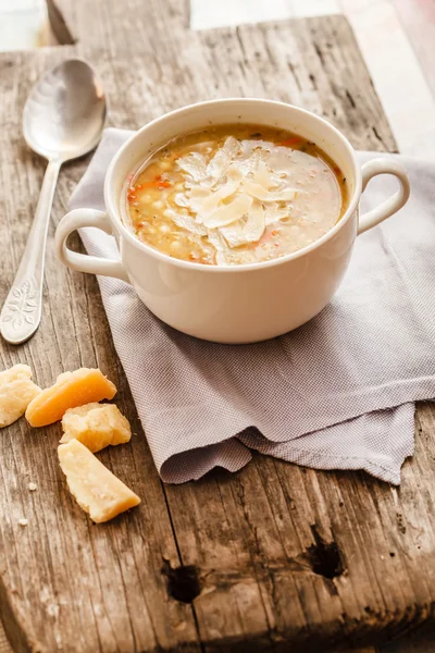 Чаша супа с чечевицей — стоковое фото