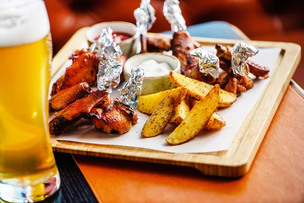 Bbq buffalo wings with beer — Stock Photo, Image