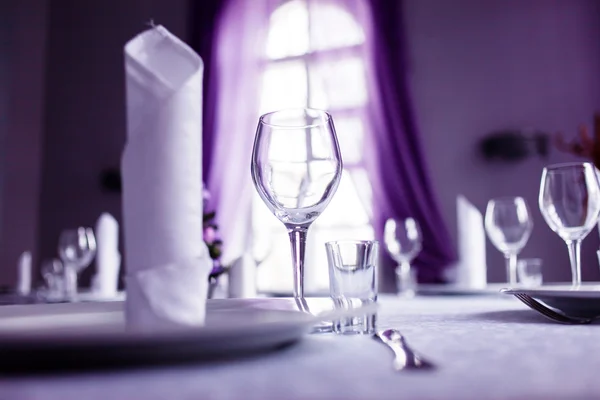 Restaurant setting in purple colors — Stock Photo, Image