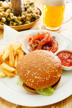 patato plaka üzerinde Burger