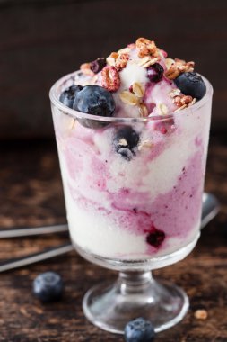 çilek ile dondurulmuş yoğurt