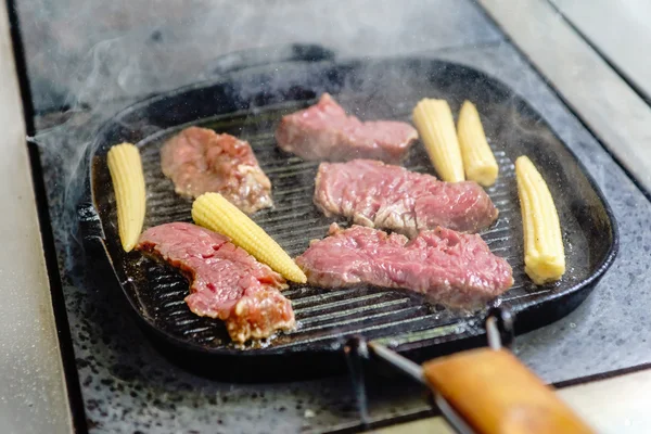 Frituren vlees op plaat — Stockfoto