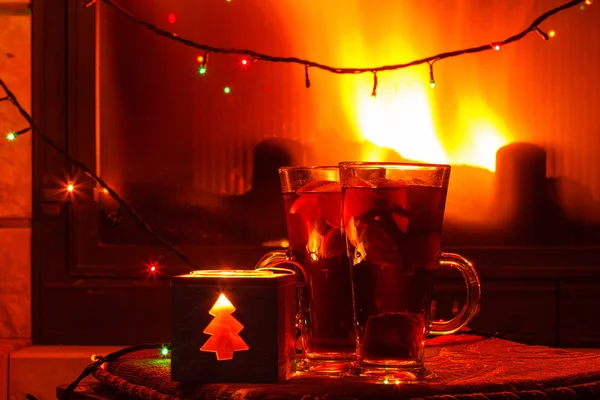 ख्रिसमस चहा आणि चिमणी जवळ मेणबत्ती — स्टॉक फोटो, इमेज