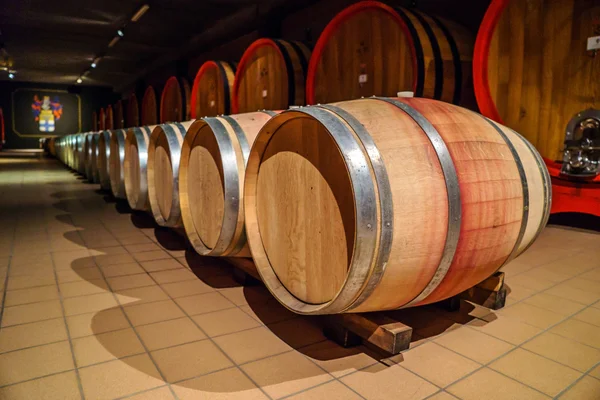 Barricas de vino en bodega — Foto de Stock