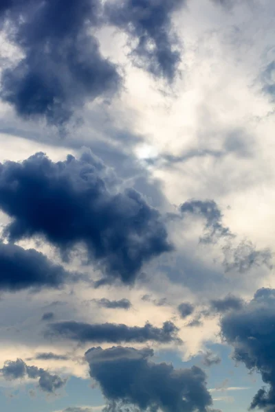 Stormachtige lucht met wolken — Stockfoto