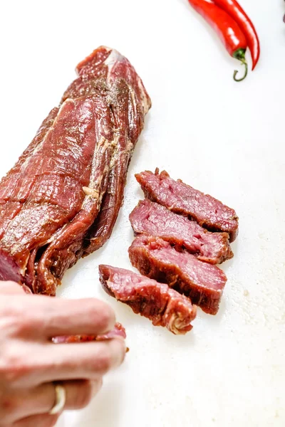 Chef preparando carne — Fotografia de Stock