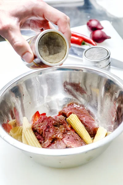Szef kuchni przygotowuje mięsa — Zdjęcie stockowe