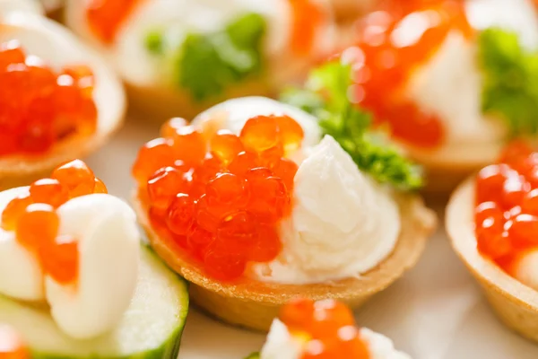 Deliciosos Canapés com caviar — Fotografia de Stock