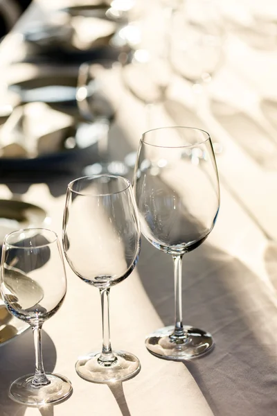 Glasses on restaurant table — Stock Photo, Image