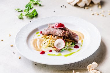 Biftek sebze ve sos ile