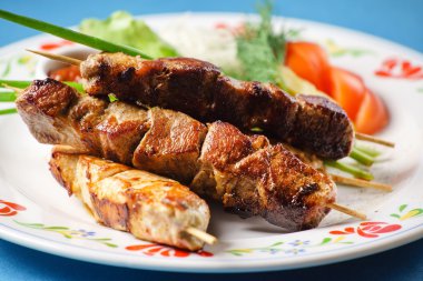 plaka üzerinde lezzetli kebap