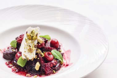 Pancar salatası peynir ile