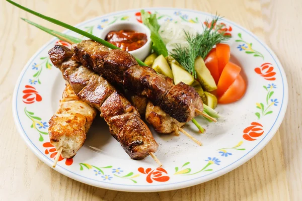Kebabs saborosos com legumes — Fotografia de Stock