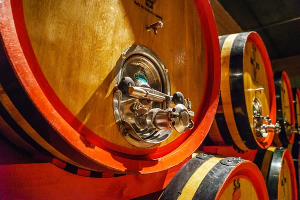 Barricas de vino en bodega — Foto de Stock