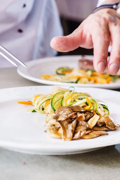 Koch bereitet Fleisch zu — Stockfoto