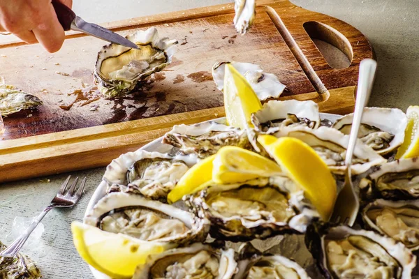 Ostras con rodajas de limón — Foto de Stock