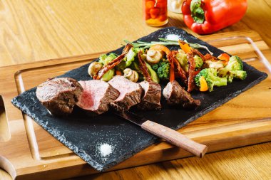 Sebze ile lezzetli ızgara et