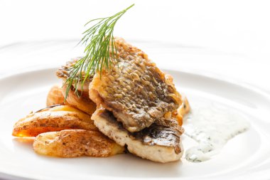 kızarmış balık patates plaka ile