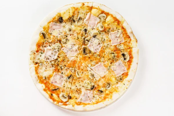 Pizza italiana con rodajas de jamón —  Fotos de Stock