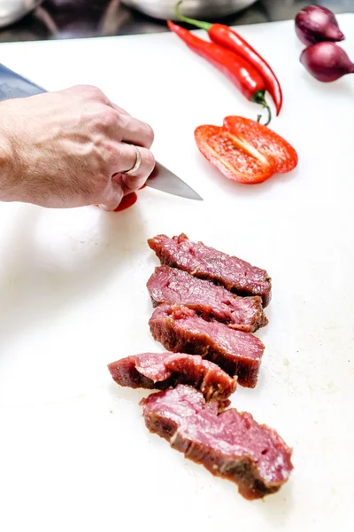 Chef preparando carne —  Fotos de Stock