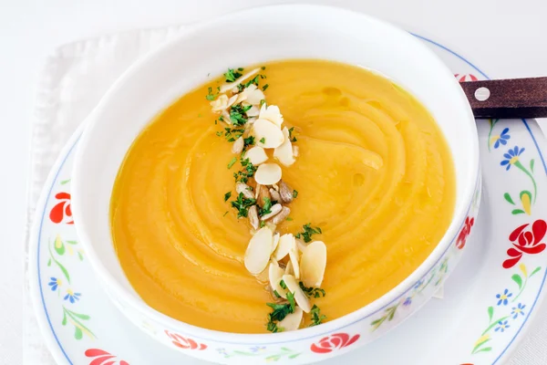 Kürbiscremesuppe mit Mandeln — Stockfoto