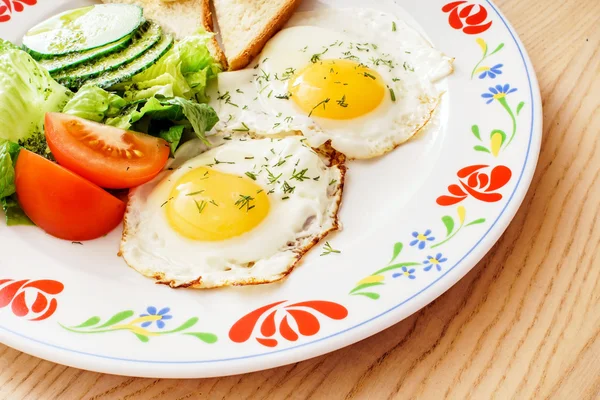 Gebakken eieren, toast en vers fruit — Stockfoto