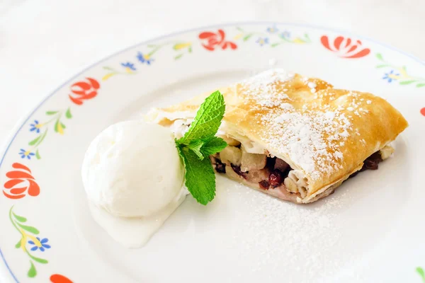 Apple strudel with ice cream and mint — Stock Photo, Image