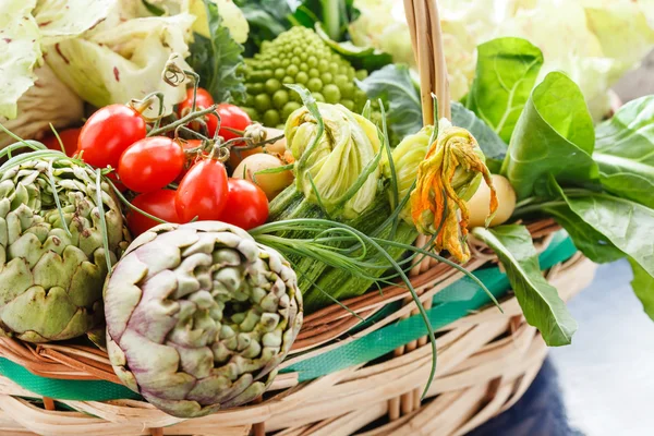 Fresh vegetables in basket — Stock Photo, Image