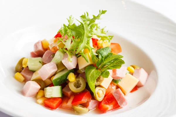 Salada com queijo e carne — Fotografia de Stock